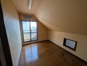 天井の木目が印象的なミディアムブラウンの家