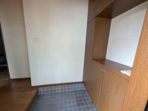 天井の木目が印象的なミディアムブラウンの家