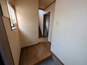 天井の木目が印象的なミディアムブラウンの家