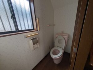 天井の木目が印象的なミディアムブラウンの家