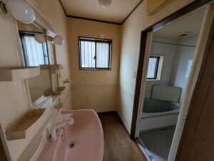 天井の木目が印象的なミディアムブラウンの家