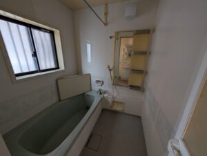 天井の木目が印象的なミディアムブラウンの家