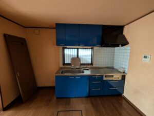 天井の木目が印象的なミディアムブラウンの家