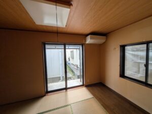 天井の木目が印象的なミディアムブラウンの家