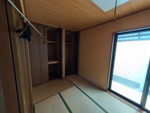 天井の木目が印象的なミディアムブラウンの家