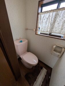 天井の木目が印象的なミディアムブラウンの家