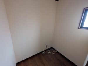 天井の木目が印象的なミディアムブラウンの家