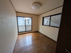 天井の木目が印象的なミディアムブラウンの家