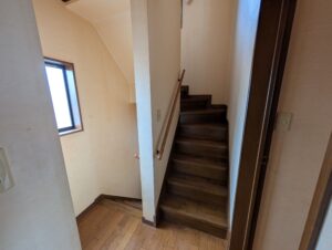 天井の木目が印象的なミディアムブラウンの家