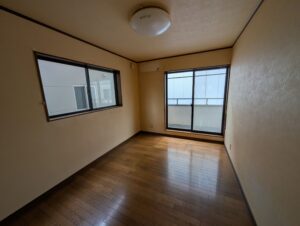 天井の木目が印象的なミディアムブラウンの家