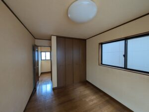 天井の木目が印象的なミディアムブラウンの家