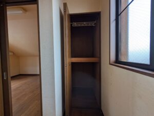 天井の木目が印象的なミディアムブラウンの家