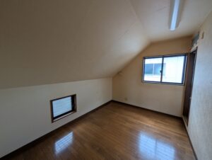 天井の木目が印象的なミディアムブラウンの家