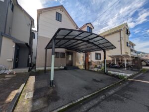 天井の木目が印象的なミディアムブラウンの家