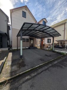 天井の木目が印象的なミディアムブラウンの家