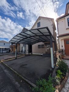 天井の木目が印象的なミディアムブラウンの家