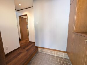 天井の木目が印象的なミディアムブラウンの家