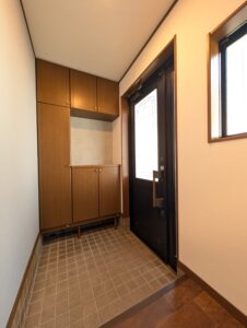 天井の木目が印象的なミディアムブラウンの家