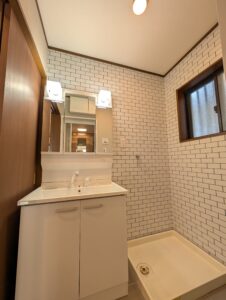 天井の木目が印象的なミディアムブラウンの家