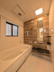 天井の木目が印象的なミディアムブラウンの家