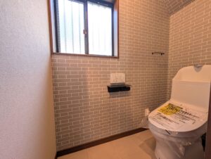 天井の木目が印象的なミディアムブラウンの家