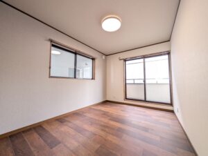 天井の木目が印象的なミディアムブラウンの家