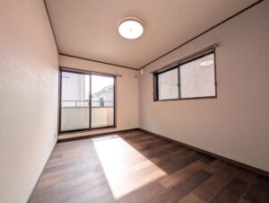 天井の木目が印象的なミディアムブラウンの家