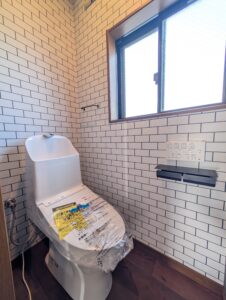 天井の木目が印象的なミディアムブラウンの家