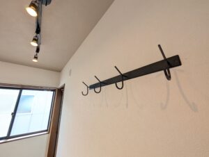 天井の木目が印象的なミディアムブラウンの家