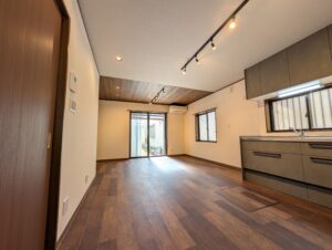 天井の木目が印象的なミディアムブラウンの家