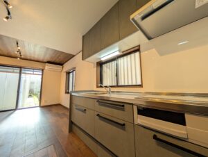 天井の木目が印象的なミディアムブラウンの家