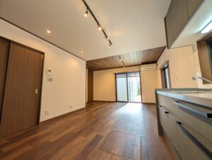 天井の木目が印象的なミディアムブラウンの家