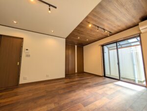 天井の木目が印象的なミディアムブラウンの家