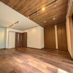 天井の木目が印象的なミディアムブラウンの家