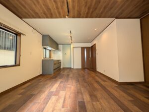 天井の木目が印象的なミディアムブラウンの家