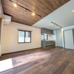 天井の木目が印象的なミディアムブラウンの家