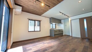 天井の木目が印象的なミディアムブラウンの家